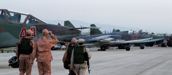Rus jetlerinin konuşlandırıldığı Suriye'nin Lazkiye kentindeki Hmeimim Hava Üssü'nde görev alan teknik personel / Fotojet - Sputnik Türkiye