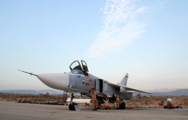 Teknik personel Suriye'deki Hmeimim Hava Üssü'ndeki Rus Su-24 jetlerinin  denetimini yapıyor - Sputnik Türkiye