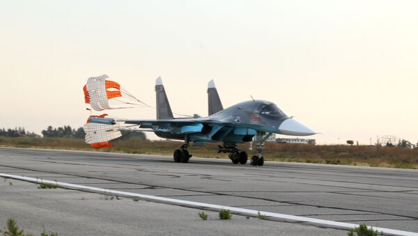 Lazkiye'deki Hmeimim Hava Üssü'ndeki Rus Su-34 jeti / Fotojet - Sputnik Türkiye