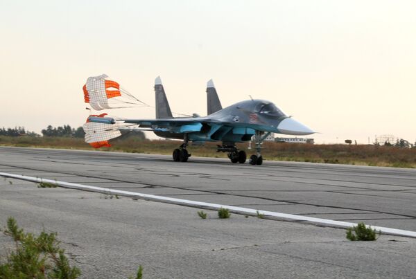 Lazkiye'deki Hmeimim Hava Üssü'ndeki Rus Su-34 jeti - Sputnik Türkiye
