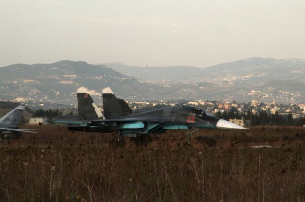 Lazkiye'deki Hmeimim Hava Üssü'ndeki Rus Su-34 jeti - Sputnik Türkiye