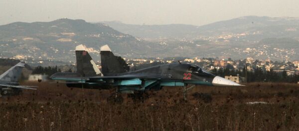 Lazkiye'deki Hmeimim Hava Üssü'ndeki Rus Su-34 jeti / Fotojet - Sputnik Türkiye