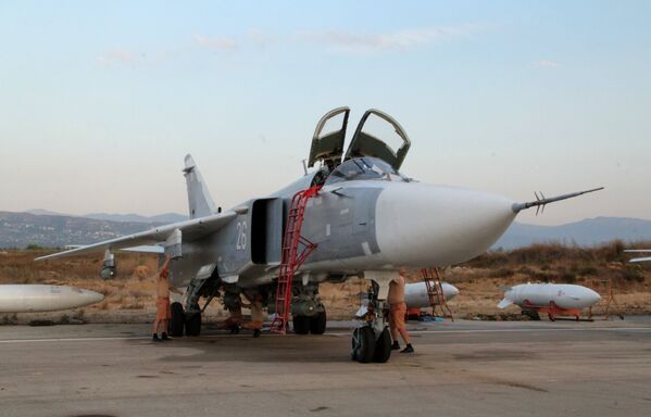 Teknik personel Suriye'deki Hmeimim Hava Üssü'ndeki Rus Su-24 jetlerinin denetimini yapıyor - Sputnik Türkiye