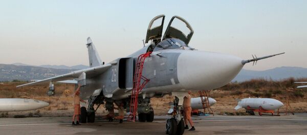 Teknik personel Suriye'deki Hmeimim Hava Üssü'ndeki Rus Su-24 jetlerinin denetimini yapıyor - Sputnik Türkiye