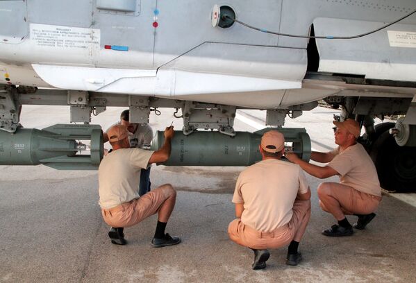 Teknik personel Suriye'deki Hmeimim Hava Üssü'ndeki Rus jetinin kontrolünü yapıyor - Sputnik Türkiye