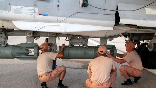 Teknik personel Suriye'deki Hmeimim Hava Üssü'ndeki Rus jetinin kontrolünü yapıyor / Fotojet - Sputnik Türkiye