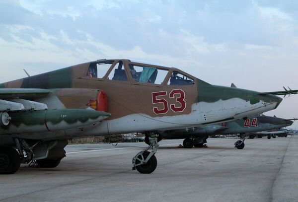 Suriye'deki Hmeimim Hava Üssü'ndeki Rus Su-25 jeti - Sputnik Türkiye