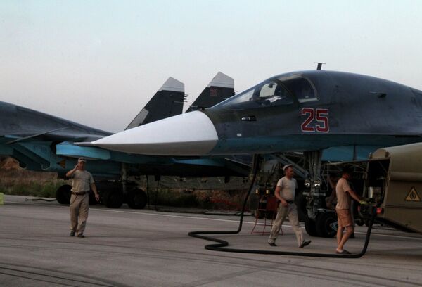 Suriye'deki  Hmeimim Hava Üssü'ndeki Rus Su-34 jetleri - Sputnik Türkiye