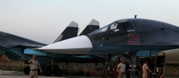 Suriye'deki  Hmeimim Hava Üssü'ndeki Rus Su-34 jetleri / Fotojet - Sputnik Türkiye
