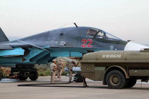 Teknik personel Lazkiye'deki Hmeimim Hava Üssü'ndeki Rus Su-34 jetlerinin kontrolünü yapıyor - Sputnik Türkiye