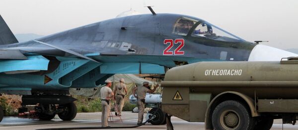 Teknik personel Lazkiye'deki Hmeimim Hava Üssü'ndeki Rus Su-34 jetlerinin kontrolünü yapıyor / Fotojet - Sputnik Türkiye