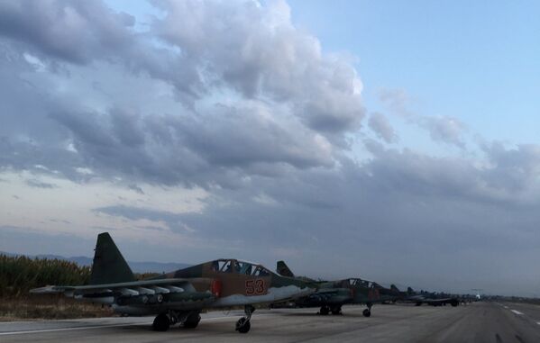Lazkiye'deki Hmeimim Hava Üssü'ndeki Rus Su-25 jetleri - Sputnik Türkiye