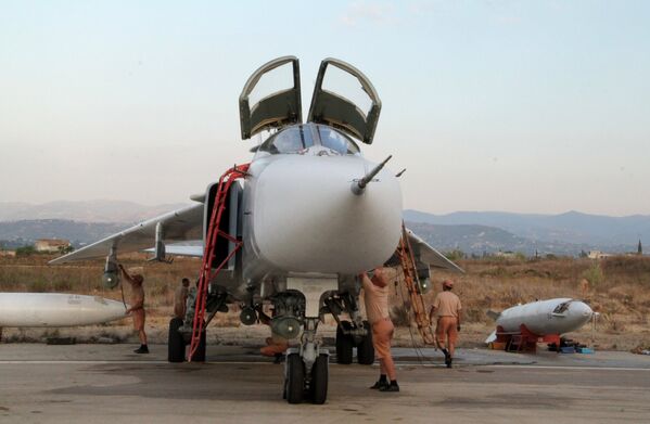 Lazkiye'deki Hmeimim Hava Üssü'ndeki Rus Su-24 jeti - Sputnik Türkiye