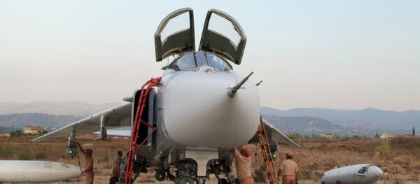 Lazkiye'deki Hmeimim Hava Üssü'ndeki Rus Su-24 jeti / Fotojet Lazkiye'deki Hmeimim Hava Üssü'ndeki Rus Su-24 jeti / Fotojet - Sputnik Türkiye