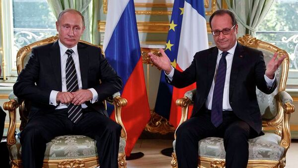 Rusya Devlet Başkanı Vladimir Putin, Normandiya Dörtlüsü liderler toplantısı için gittiği Paris'te Fransız Cumhurbaşkanı François Hollande ile Elysee Sarayı'nda görüşme gerçekleştirdi. - Sputnik Türkiye