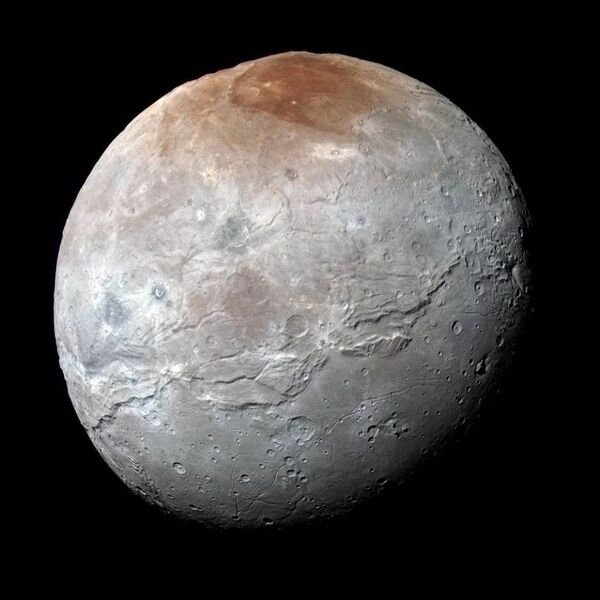 Charon'un yüzeyinde Mars'ın Valles Marineris kanyonunu hatırlayan yapılar mevcut. - Sputnik Türkiye