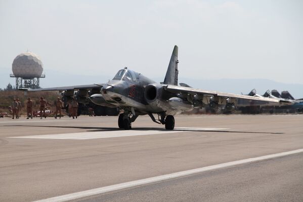 Lazkiye'deki Hmeimim hava üssündeki Rus Su-25 jeti - Sputnik Türkiye