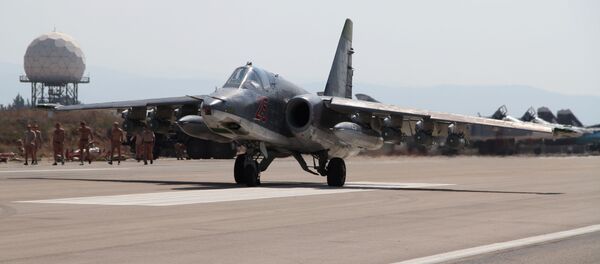 Lazkiye'deki Hmeimim hava üssündeki Rus Su-25 jeti - Sputnik Türkiye