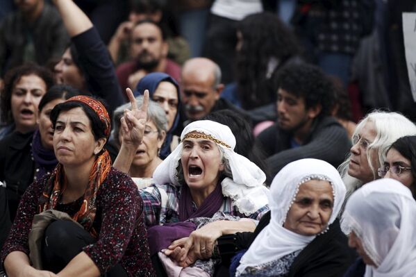 Cumartesi Anneleri de Ankara'daki saldırıyı protesto etti. - Sputnik Türkiye