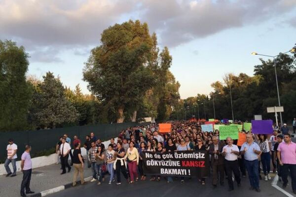 Ankara'daki katliam KKTC'de de protesto edildi. Lefkoşa'da yapılan protestoya yüzlerce insan katıldı. - Sputnik Türkiye
