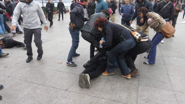 Kadıköy'de Ankara saldırısını protesto etmek isteyenlere polis engeli - Sputnik Türkiye