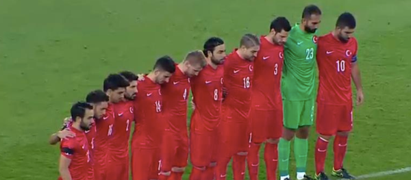 Milli maç öncesi saygı duruşu sırasında tekbir sesleri yükseldi - Sputnik Türkiye