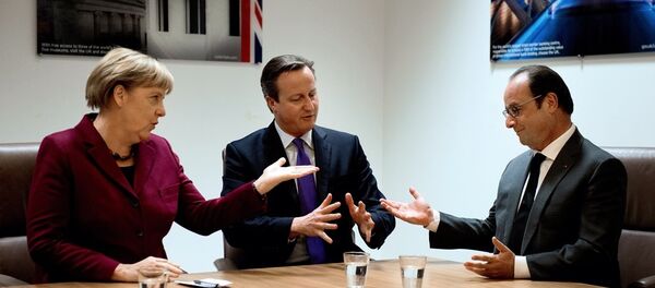 Almanya Başbakanı Merke, İngiltere Başbakanı Cameron ve Fransa Cumhurbaşkanı Hollande, Brüksel'de düzenlenen AB zirvsinde biraraya geldi - Sputnik Türkiye