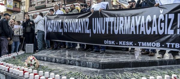 Ankara'daki terör saldırısında hayatını kaybedenler, KESK, DİSK, TMMOB ve TTB'nin çağrısıyla Sakarya Caddesi'nde düzenlenen etkinlikte anıldı. - Sputnik Türkiye