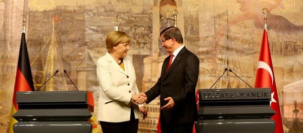Ahmet Davutoğlu ve Angela Merkel - Sputnik Türkiye