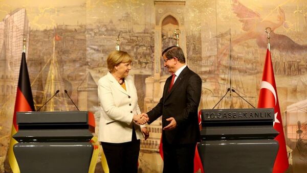 Ahmet Davutoğlu ve Angela Merkel - Sputnik Türkiye