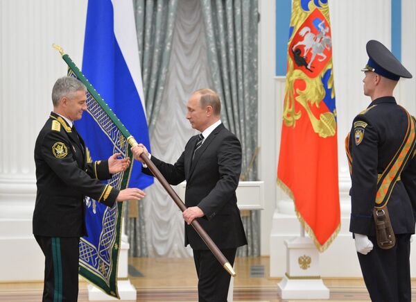 Putin, ‘Suriye operasyonuyla Rusya’nın terör dahil her tür tehdide gereken cevabı vermeye hazır olduğu kanıtlandı” dedi. Putin, ‘Suriye operasyonuyla Rusya’nın terör dahil her tür tehdide gereken cevabı vermeye hazır olduğu kanıtlandı” dedi. - Sputnik Türkiye