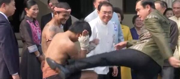 Tayland Başbakanı Chan-ocha'dan sporcuya tekme - Sputnik Türkiye