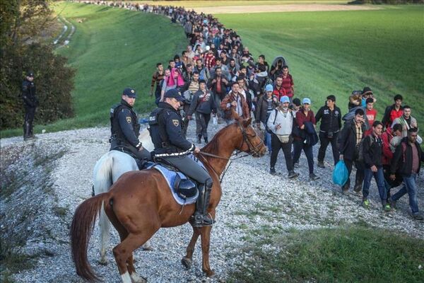 Avrupa'daki sığınmacıların zorlu yürüyüşü - Sputnik Türkiye