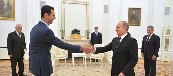 Silahlı çatışmaların pozitif bir dinamiğe sahip olduğu dönemde siyasi çözüme bir kez daha vurgu yapan Putin, siyasi süreçte tüm siyasi güçlerin, etnik ve dini grupların yer alması gerektiğinin altını çizdi. Rus lider, son sözün kesinlikle Suriye halkının olduğunu da vurguladı. - Sputnik Türkiye