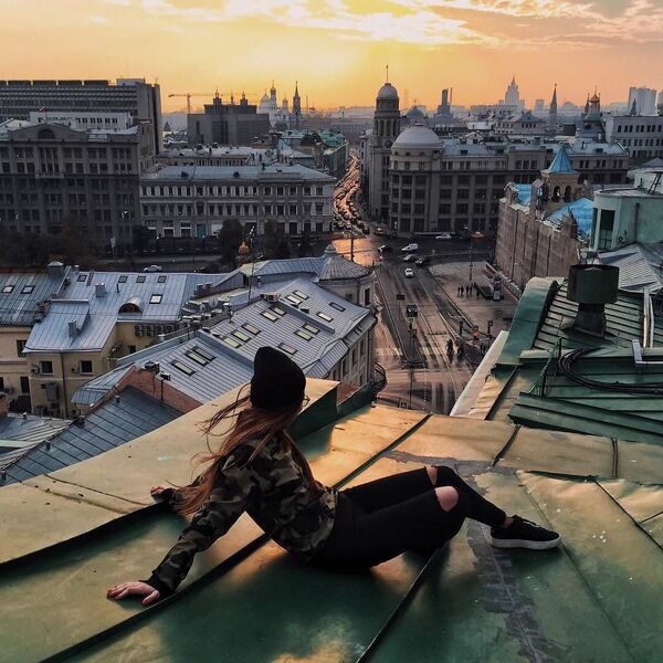 Moskova’nın göbeğindeki Kitay-Gorod bölgesinde çatılardan birinde genç kadınlar gün batımını seyrederken. - Sputnik Türkiye