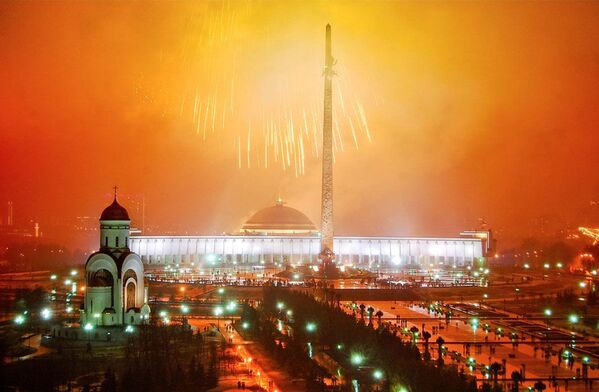Poklonnaya Gora’da Kozmonot Günü vesilesiyle havai fişek gösterisi. - Sputnik Türkiye