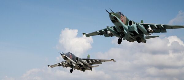 Hmeymim hava üssünden kalkan Su-25 uçakları Hmeymim hava üssünden kalkan Su-25 uçakları - Sputnik Türkiye