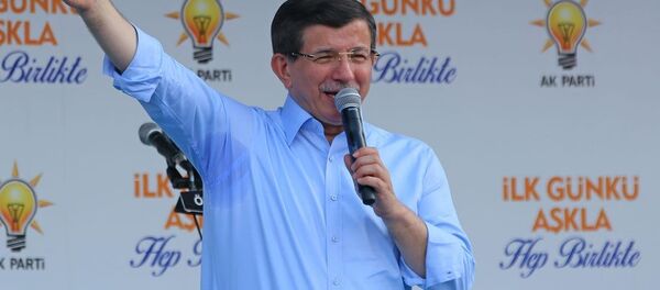 AK Parti Genel Başkanı ve Başbakan Ahmet Davutoğlu, İzmir'in Ödemiş ilçesinde partisinin düzenlediği mitinge katılarak vatandaşlara hitap etti. - Sputnik Türkiye
