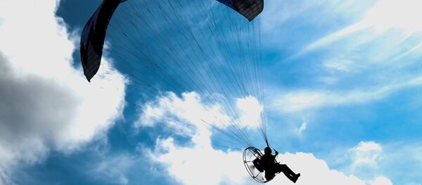 Filistinli bir genç Golan Tepeleri'ni paraşütle aşarak Suriye'ye geçti - Sputnik Türkiye