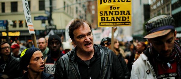 Yönetmen Quentin Tarantino New York'ta polis şiddetine karşı düzenlenen eyleme katıldı. - Sputnik Türkiye