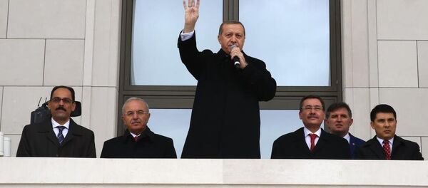 Cumhuriyet Yürüyüşüne katılan vatandaşlar, bayraklarla Cumhurbaşkanlığı Külliyesi'nin önünden geçti. - Sputnik Türkiye