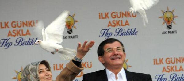 Davutoğlu, Diyarbakır'da 'beyaz güvercin' uçurdu Davutoğlu, Diyarbakır'da 'beyaz güvercin' uçurdu - Sputnik Türkiye