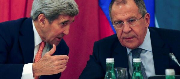ABD Dışişleri Bakanı John Kerry ile Rusya Dışişleri Bakanı Sergey Lavrov, Viyana'daki Suriye toplantısında. - Sputnik Türkiye