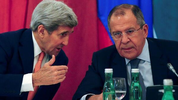 ABD Dışişleri Bakanı John Kerry ile Rusya Dışişleri Bakanı Sergey Lavrov, Viyana'daki Suriye toplantısında. - Sputnik Türkiye