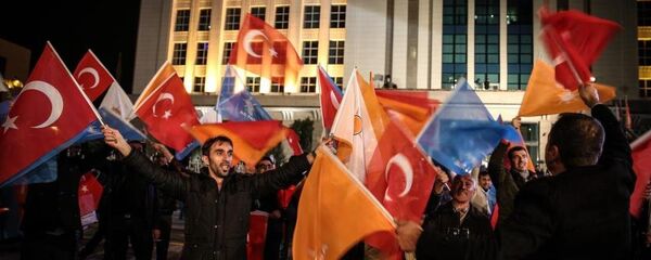 1 Kasım Seçimleri sonrasında AK Parti destekçileri Genel Merkezi önünde toplanmaya başladı. - Sputnik Türkiye