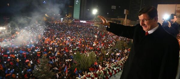 AK Parti Genel Başkanı ve Başbakan Ahmet Davutoğlu, seçim sonuçlarının ardından AK Parti Genel Merkez binasının balkonundan partililere hitap etti. - Sputnik Türkiye