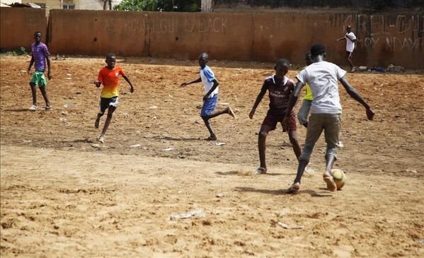 Dakar sokaklarının rüyası 'futbol' - Sputnik Türkiye