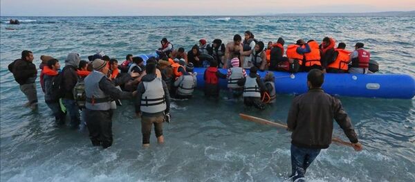 Göçmenlerin Ege'de tehlikeli yolculuğu - Sputnik Türkiye