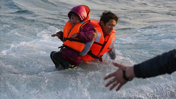 Göçmenlerin Ege'de tehlikeli yolculuğu - Sputnik Türkiye