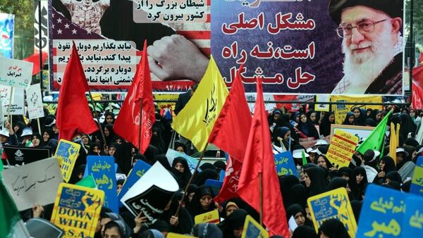 İran’da ABD Büyükelçiliğinin üniversite öğrencileri tarafından kuşatılmasının 36. Yıl dönümünde başkent Tahran’da düzenlenen gösteride, binlerce kişi ABD’yi ve İsrail’i protesto etti. - Sputnik Türkiye